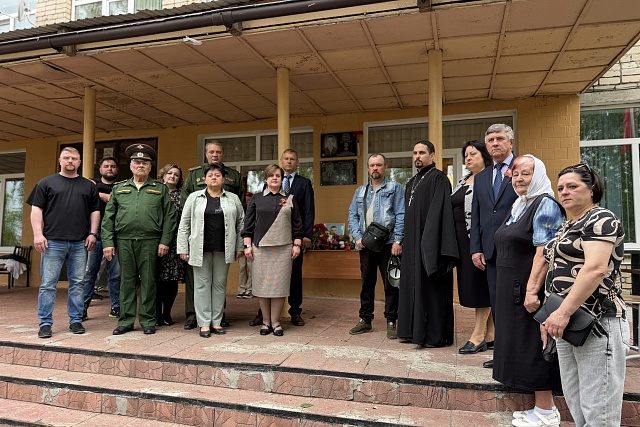 В Земетчинской школе №2 открыли мемориальную доску подполковнику Сергею Смирнову, герою СВО